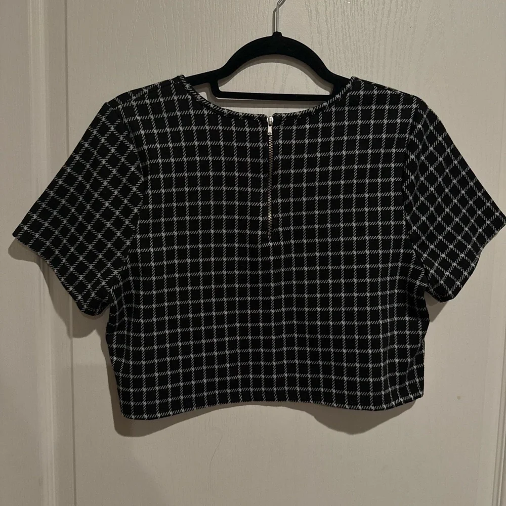 One Clothing Black and White Checkered Crop Top - Picture 3 of 3
